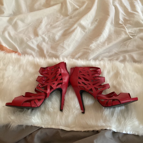 Red heels - Picture 2 of 5